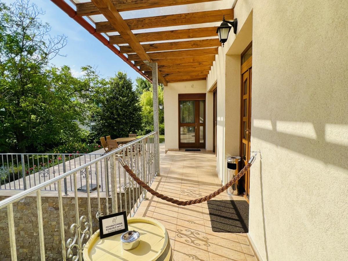 Villa Szofia Veszprem Apartments Luaran gambar