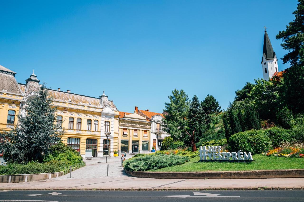 Villa Szofia Veszprem Apartments Luaran gambar